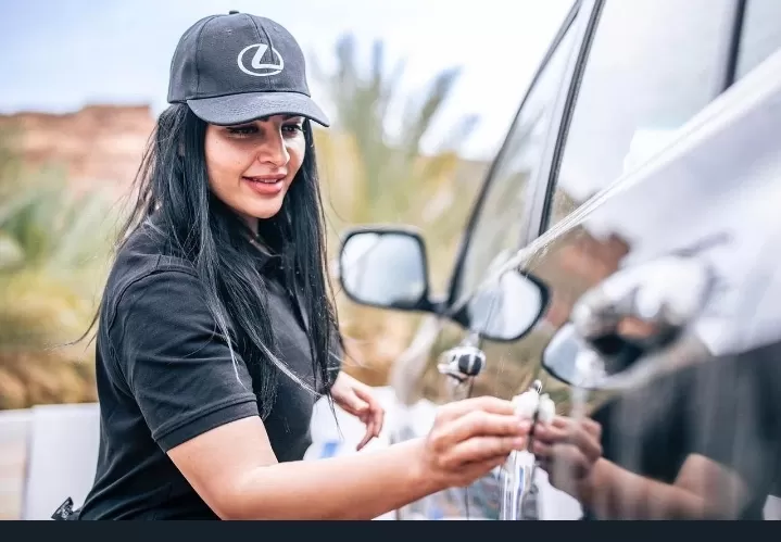 شاهد .. جمال الإعلامية السعودية مشاعل السعد التي حققت المركز الأول بفئتها في رالي جميل للسيدات