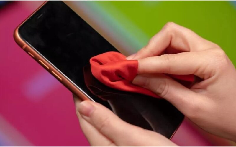 لماذا يتوجب عليك تنظيف هاتفك بالمناديل المطهرة؟
