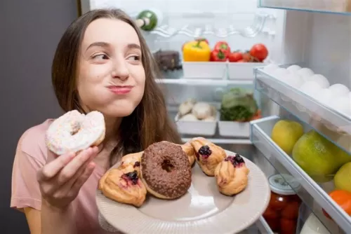 حقيقة السبب وراء الإكثار من تناول السكريات