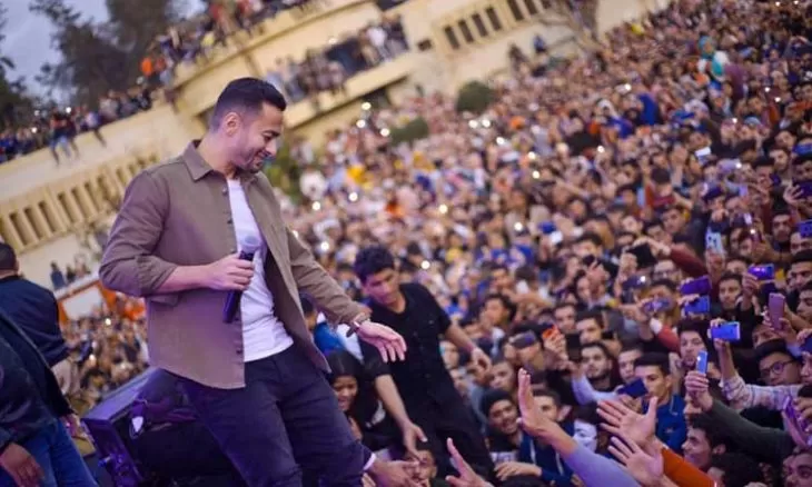 بعكس النجمة نانسي عجرم .. ما فعله الفنان حمادة هلال لحظة أذان المغرب وهو يغني على المسرح صدم جمهوره.!؟