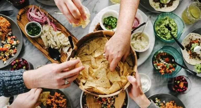 هذه المشروبات الطبيعية تعالج عسر الهضم والتخمة