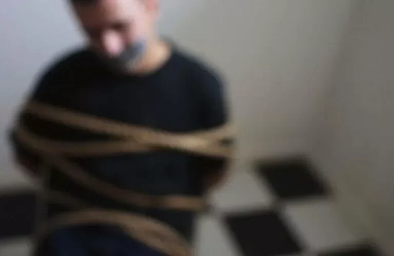 القصة الكاملة لاختطاف يمني على يد شابة عراقية في بغداد وهذا ما تفعله به في منزلها كل يوم