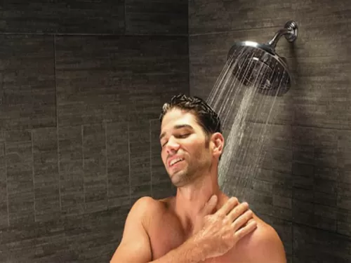 أسباب ستدفعك للاستحمام ليلاً كل يوم.. تعرف إليها