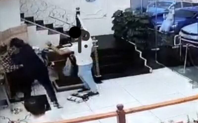 بالفيديو: شاب يختطف فتاة من مقر عملها في السعودية امام الناس وياخذها لجهة مجهولة