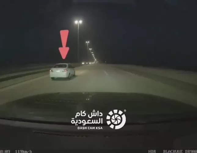 فيديو مروع لحظة انقلاب سيارة على طريق بقيق الدمام بسبب كثبان الرمل