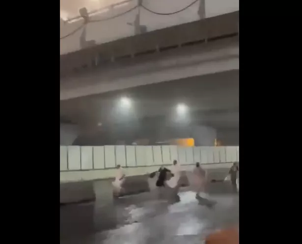 فيديو كيوم القيامة لهروب الناس من الشوارع بسبب عاصفة جدة
