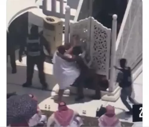 بالفيديو: رجل حاول اقتحام منبر الحرم المكي للقيام بهذا العمل وهكذا كانت نهايته