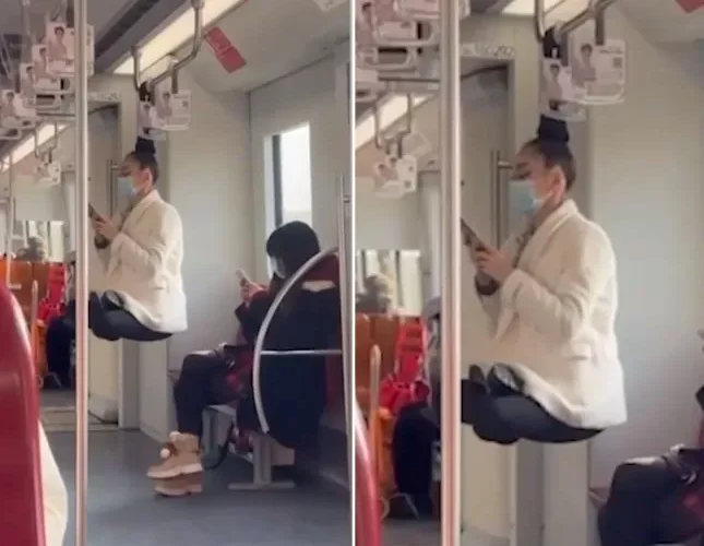 شاهد.. فتاة معلقة من شعرها داخل مترو الأنفاق لسبب غريب!