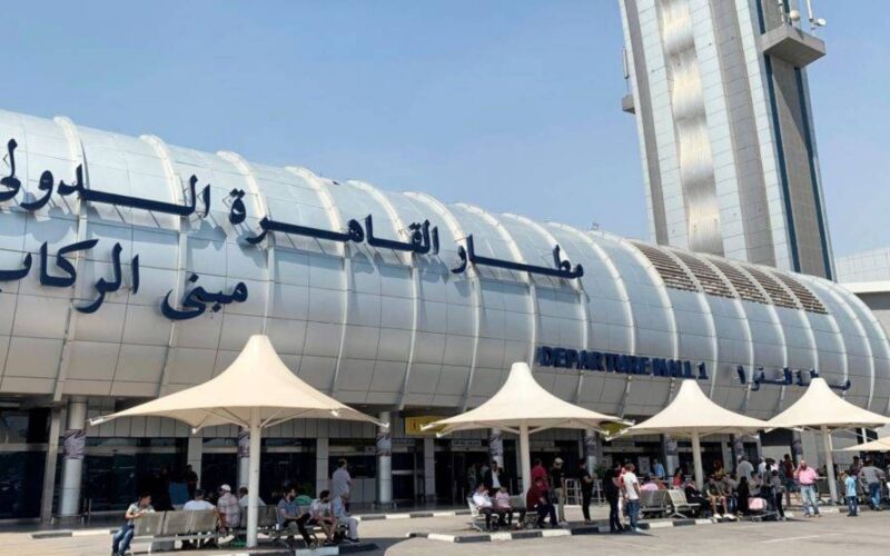 السلطات المصرية توقف مسئول حكومي رفيع قادما من حضرموت بحوزته مليون دولار أمريكي ووساطات تفشل في إطلاق سراحه