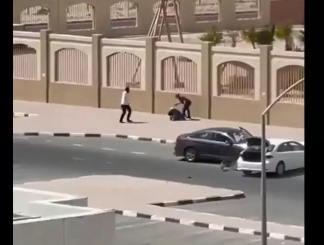فيديو يوثق لحظة اعتداء كويتي على زوجته بالضرب المبرح في الشارع..