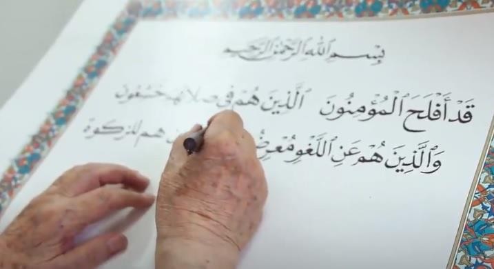 فيديو.. ما الآيات التي ارتجفت يد خطاط المصحف الشريف عثمان طه وهو يكتبها