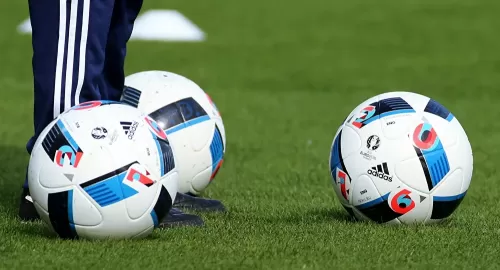 فيديو من سوريا لحرب حقيقية بين فريقي كرة قدم داخل الملعب والمشاهد صادمة