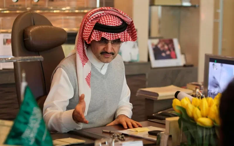 لن تصدق من هي وماهي جنسيتها .. شاهد أولى الصور المسربة لوالدة الأمير السعودي « الوليد بن طلال » بجمال ساحر يفوق الوصف