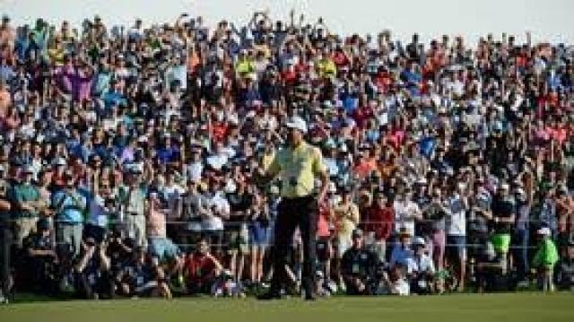 فتاة تحرج لاعب بحركة ”خادشة للحياء”