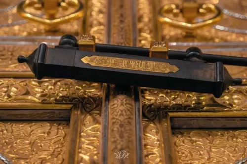 ماذا كُتب بداخله؟.. شاهد قفل باب الكعبة تحفة تتلألأ أمام أنظار العالم