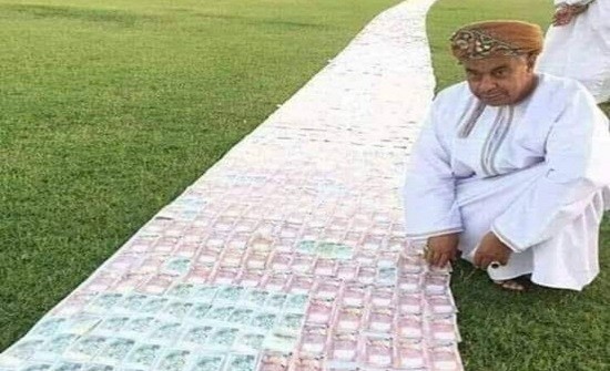 شاهد بالصورة.. رجل ينشئ ممشى بالأموال مهرًا لعروسه في عُمان