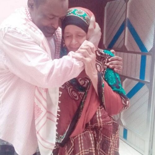 صورة تنشر لاول مرة: رفيقة درب فيصل علوي حرمني خذه الناعم !!