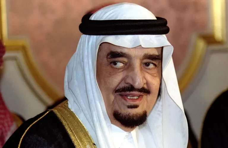 صورة عائلية حميمة نادرة للملك فهد وزوجته ونجله عبد العزيز