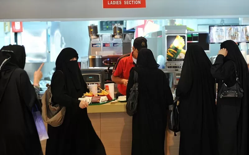 بسبب كأس العالم في قطر .. قرار هام حول الكافيهات والمـطاعم في السعودية