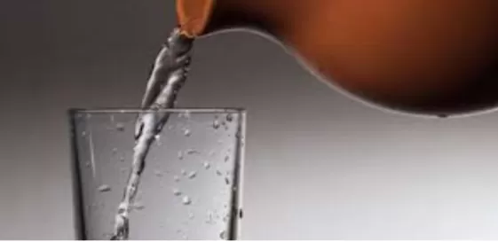 هذا ما يحدث لجسمك عندما تشرب الماء من وعاء من الفخار او الزير