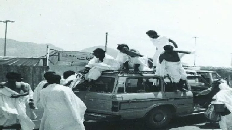 صورة نادرة تستعرض سيارة نقل الحجاج قبل 26 عاماً. كانت إحدى الوسائل المتاحة لإتمام مناسك الحج