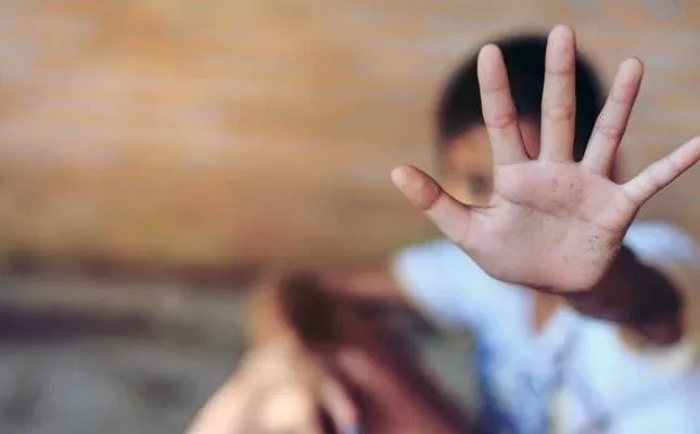 شاهد جريمة مروعة في سوريا نفذها أب بحق طفلة المعاق حبسه لسنوات وظل يعذبه حتى مات من شدة التعذيب وهكذابرر جريمته