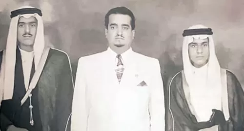 صورة نادرة للملك فهد وهو يتوسط اثنين من اشقائة الذين كانا ينافسانه على الملك
