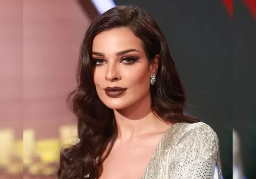 بصدر مكشوف وملابس فاضحة : شاهد نادين نجم في وصلة رقص هستيري