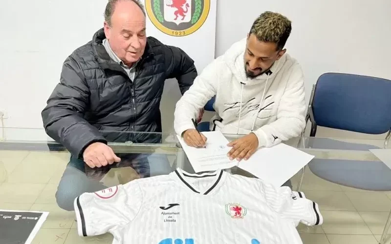 صانع الالعاب السعودي مُصعب وصفي يوقع عقدا احترافيا مع نادي عريق اسباني