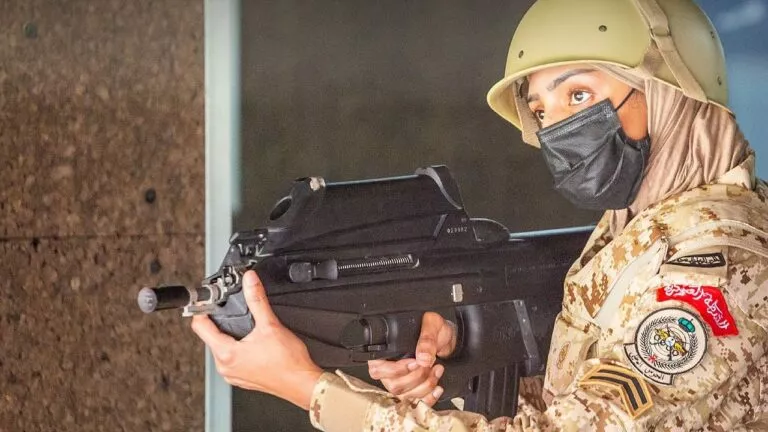 شاهد: جميلات السعودية يبهرن العالم بحسنهن في عرض عسكري اثناء تخرجهن من كلية الملك خالد العسكرية