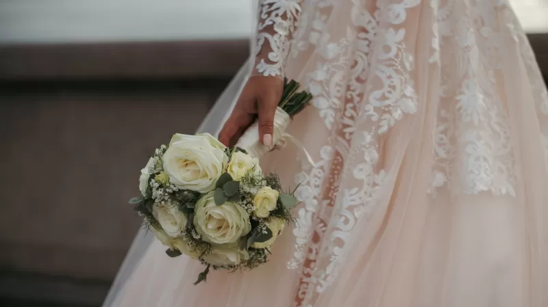 صدمة العمر,, عريس يذهب الي بيت عروسته ويسحبها من شعرها إلى ليلة الدخلة.. والسبب صادم لايتوقعة عقل ولا يصدقه بشر.! !