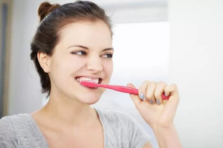 سبب رهيب يدفع الرجال لتنظيف اسنانهم كل صباح رغماً عنهم