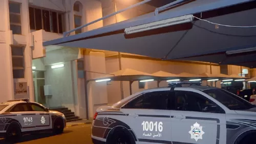 صدمة: كويتية تساعد ابنها على تعذيب والده بطريقة بشعة وتسكب الشاي الساخن عليه