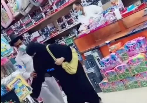 الفيديو الكامل لاقتحام فتاة سعودية محل تجاري بطريقة غير متوقعة