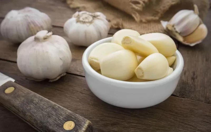 حقيقة ما يحدث في جسمك عند تناول الثوم على الريق