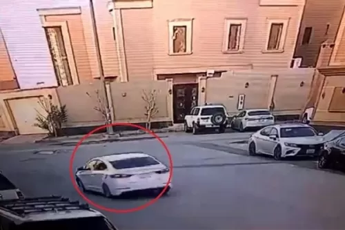 مفحط يقوم بحركة غبية في الشارع ويصدم سيارة غالية ويهرب