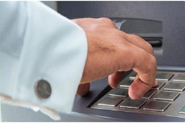 حل لغز اختفاء مبالغ مالية من صرافات أحد البنوك في جدة.. ومفاجأة عن هوية الفاعل