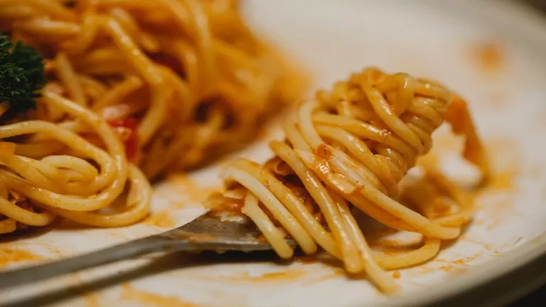 سبب سيصدمك سيجعلك تتوقف عن تناول المكرونة بهذه الطريقة