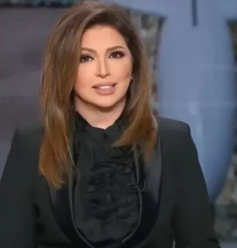 لقطة صادمة تظهر على قناة الجزيرة بين مذيعة شهيرة وزميلها وهما يقومان بهذا العمل.