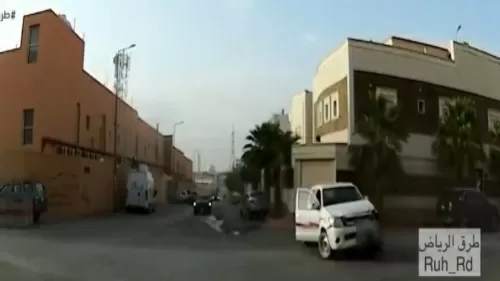 بالفيديو: مفحط في الرياض يدمر سيارة فارهة في الشارع ويهرب وهكذا كانت نهايته