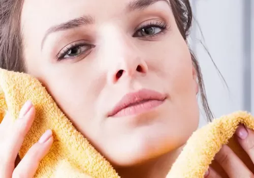 خطأ كارثي يرتكبه الكثيرون عند استخدام منشفة الوجه.. تجنبوه