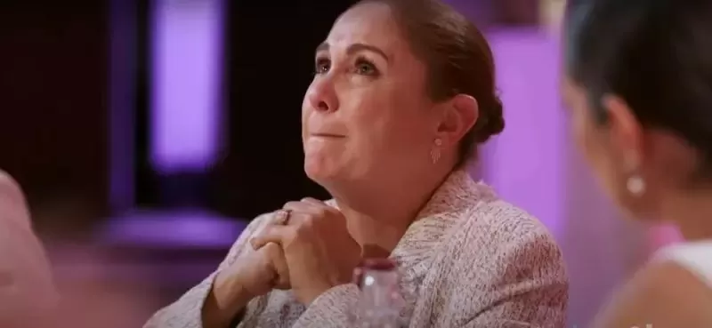 ظهور مفزع وحالة من البكاء تظهر فيها الفنانة شيرين وابنتها في أول ظهور تلفزيوني لهما يشعل فضول الجمهور في معرفة السبب !