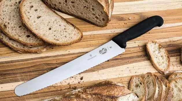 بخطوة واحدة فقط : ازالة الصدأ عن سكينة المطبخ باستخدام البصل والسكر