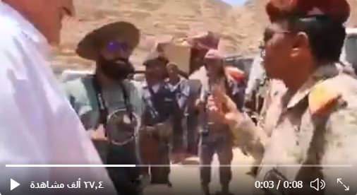 شاهد بالفيديو ..لواء يمني يعطي ضابط اماراتي طلقة نارية ليوصلها الى كل من يحاول المساس بالجمهورية اليمنية