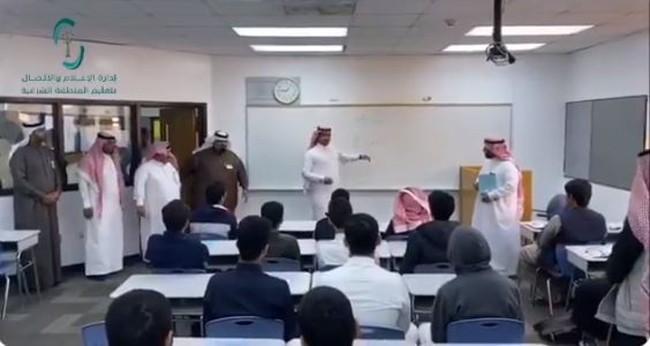 شاهد: أول درس لتعليم اللغة الصينية وترديد الطلاب للكلمات من داخل أحد الفصول الدراسية