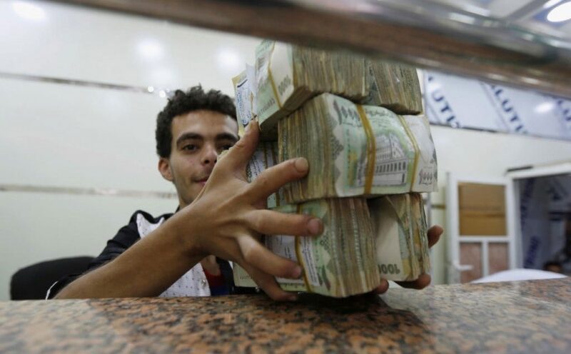 مسؤول بالشرعية يرسل 15 مليون ريال يمني كهدية لقيادي بحزب الإصلاح