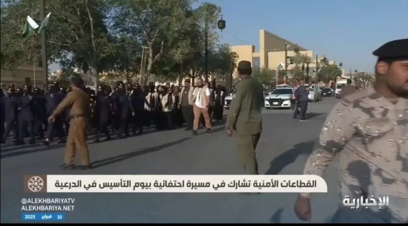 شاهد: جميلات السعودية المجندات يشاركن بعرض عسكري جريء احتفالاً بيوم التأسيس