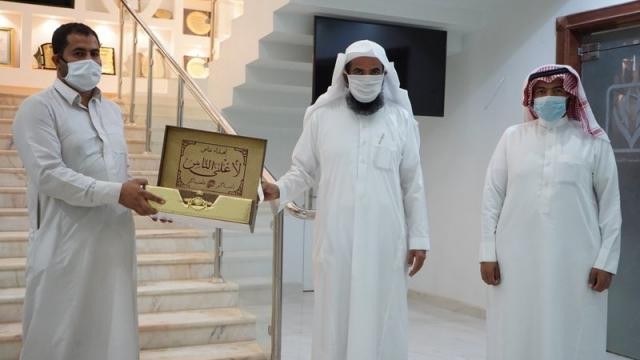 تكريم خياط ”يمني” واخر هندي لقيامهما بهذا الامر في السعودية