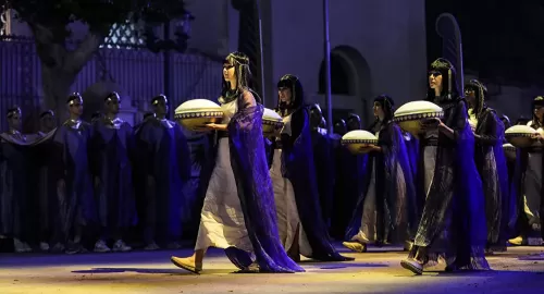 مصرية تكتسح المنصات العالمية عبر أغنية “القصة الفلسطينية” بالإنكليزية… فيديو