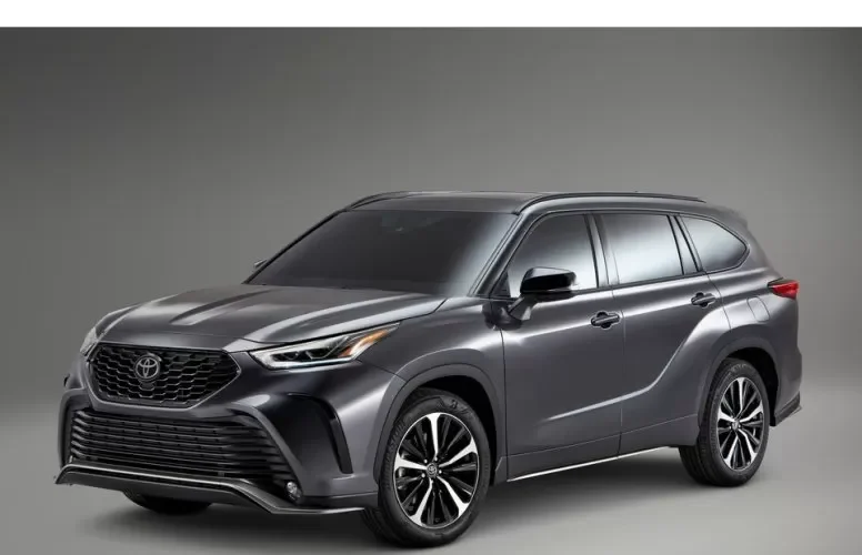 أسطـــورة الدفع الرباعي.. تعرف على أسعار ومواصفات سيارة تويوتا هايلاندر 2022 في السعودية !!